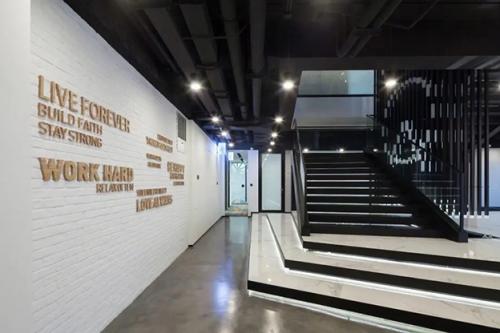 办公室装修设计时，肯定是先装修后进行涂料，不同区域可以根据功能需要使用不同的油漆